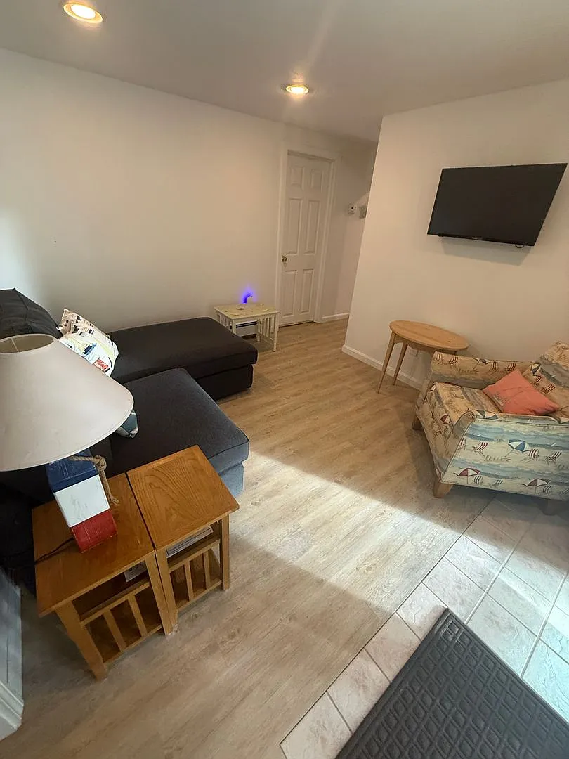 One bedroom basement apartment, fully furnished. Owner occupied property. — Photo 3