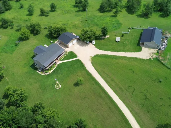 16874 Pond View Ln, Mineral Point, WI 53565