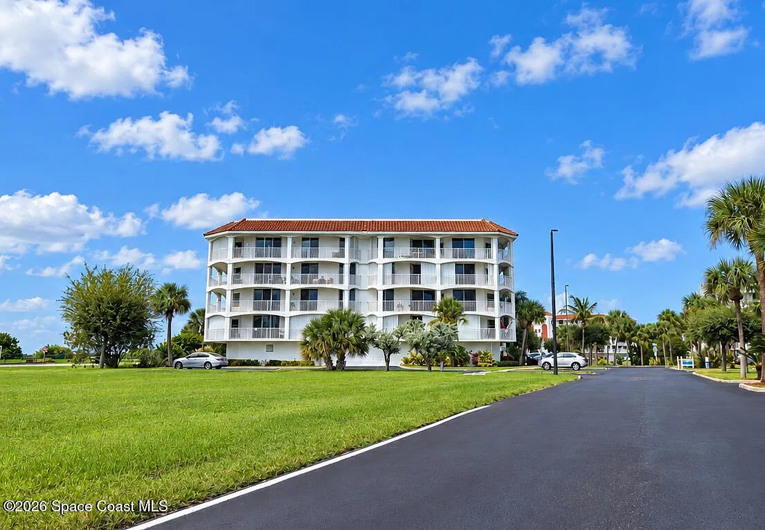 3 bed, 2.0 bath, 2348 sqft, $2,300 — Photo 2