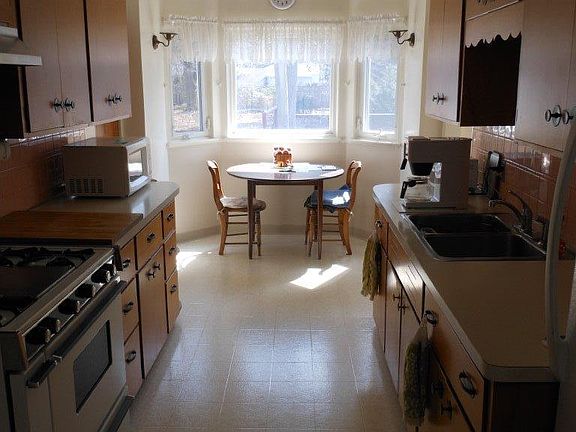 4th image of 4034 Plymouth Dr
