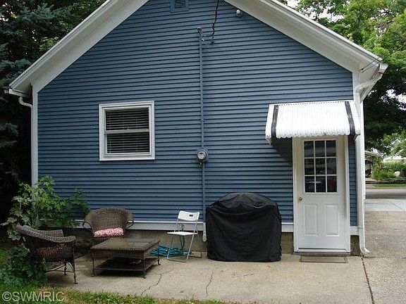 4th image of 216 W 10th St