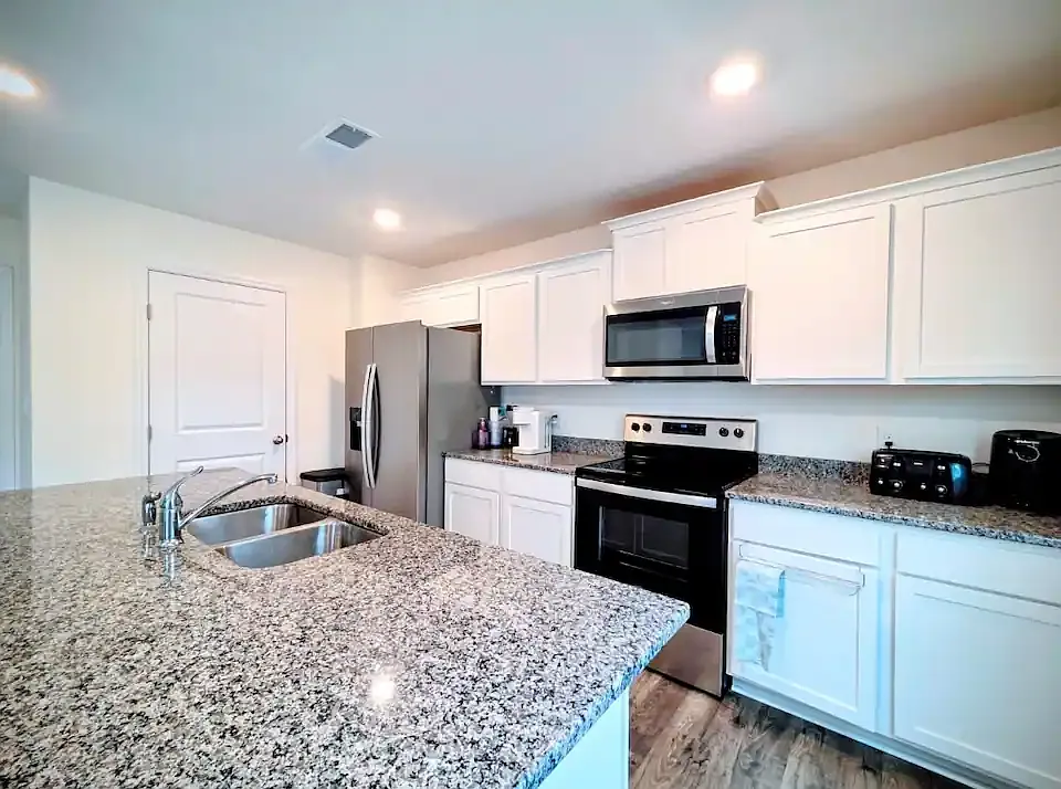4 bed, 2.5 bath, 1991 sqft, $2,350 — Photo 2