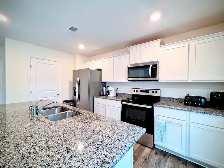 142 Lindsell Rd — Photo 2