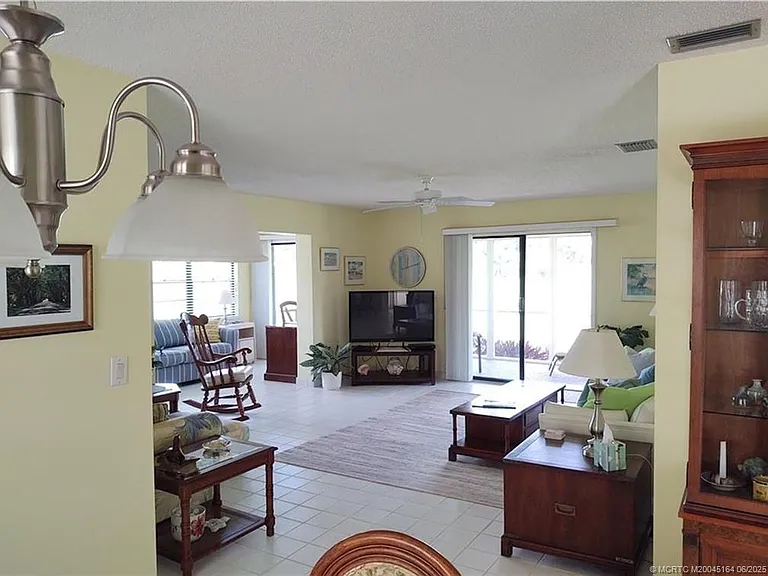SE Sea Island Way — Photo 12