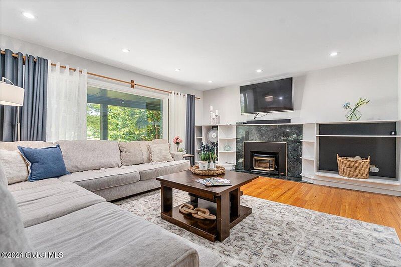 4th image of 59 Piping Rock Circle