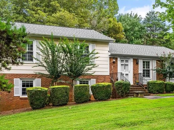 5601 Robinridge Rd, Greensboro, NC 27410