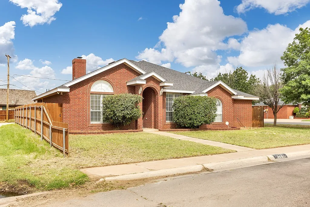 4 bed, 2.5 bath, 2158 sqft, $2,900 — Photo 2