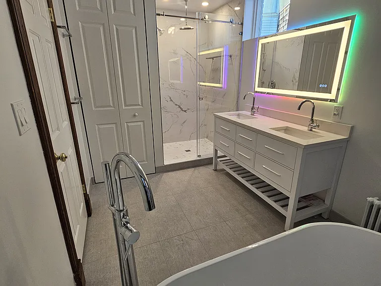 2nd floor suite: bathroom