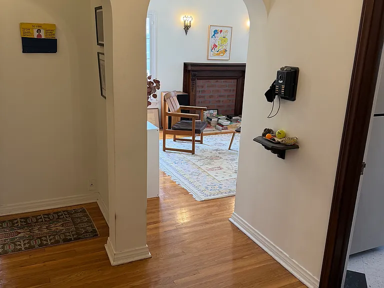 325 S Cochran Ave #201 — Photo 5
