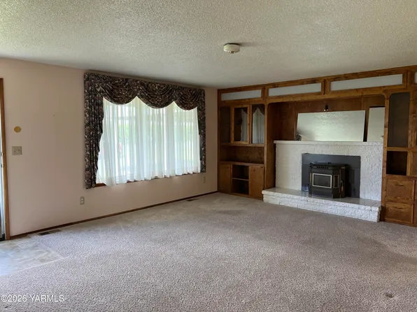 2091 Ashue Rd, Wapato, WA 98951