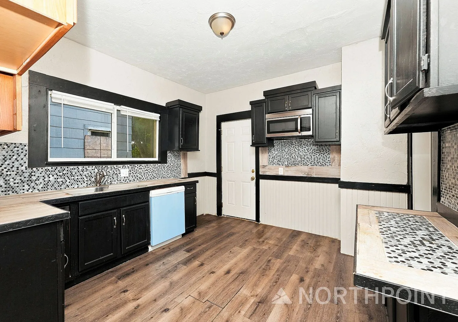 Single Family- 4 bedrooms- large front porch — Photo 1