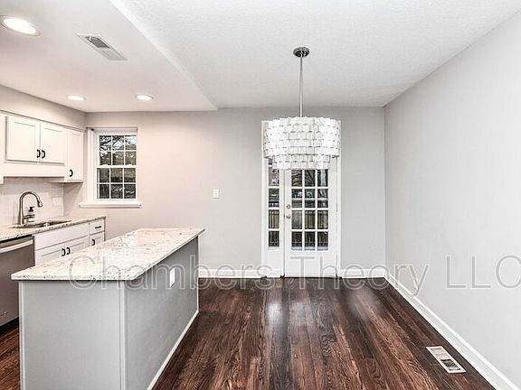 4th image of 2962 S Columbus St