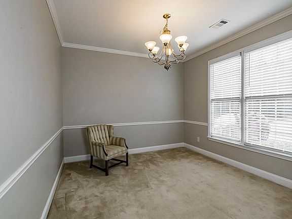 Large dining or flex room