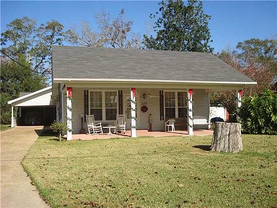 2nd image of 220 Pecan St