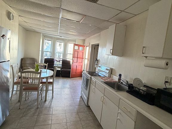 4th image of 173 S Main St