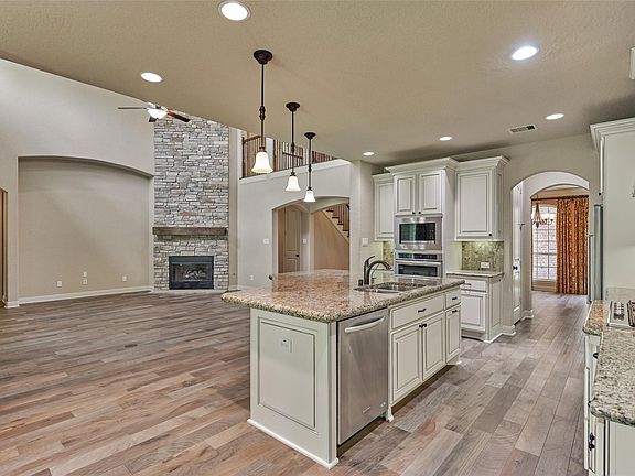 5th image of 6 Devon Dale Dr
