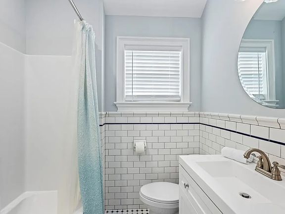 3rd image of 54 Wesley Rd #B