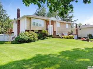 44 Scholar Ln, Commack, NY 11725