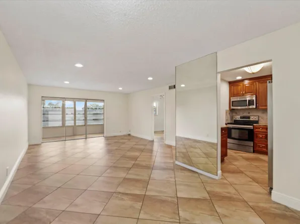 719 Lori Drive #310, Palm Springs, FL 33461
