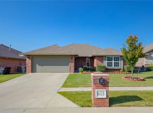 613 SW 44th St, Moore, OK 73160
