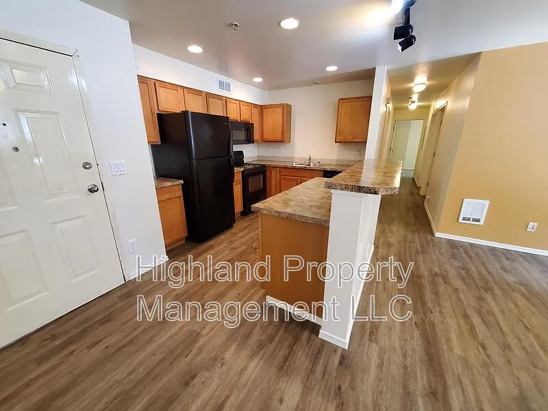 4 bed, 2.0 bath, 1072 sqft, $2,200 — Photo 3
