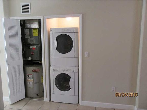 4th image of 2908 SE 17th Ave Unit 100