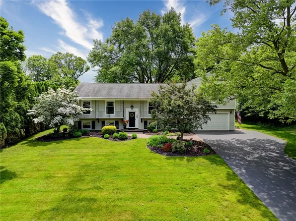 54 Round Trail Dr, Pittsford, NY 14534