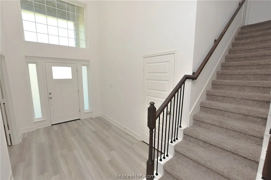 4 bed, 3.5 bath, 2600 sqft, $3,200 — Photo 3