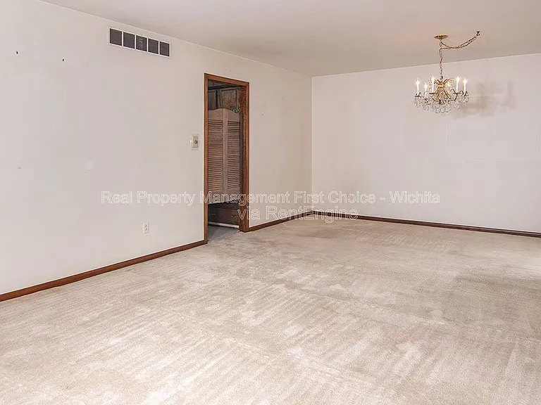 244 N Live Oak Ln — Photo 6