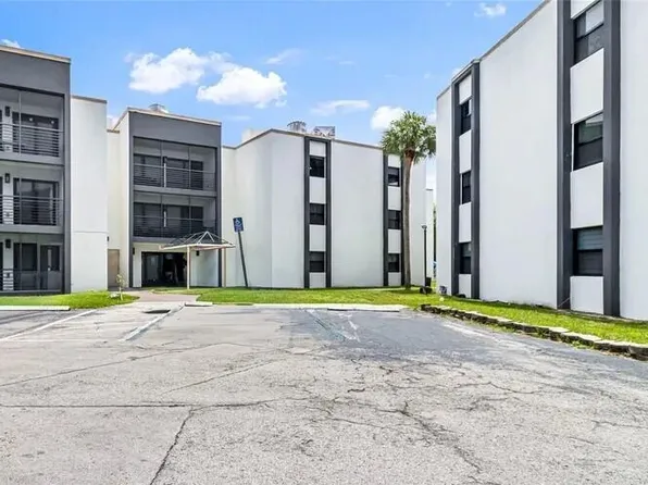 4040 N Hills Dr, Hollywood, FL