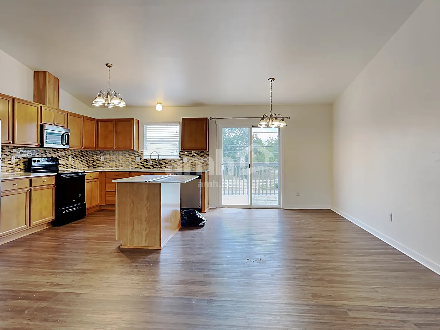 4 bed, 3.0 bath, 2418 sqft, $3,175 — Photo 4