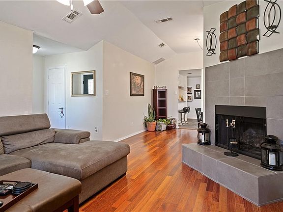 4th image of 1136 Lake Bluff Dr