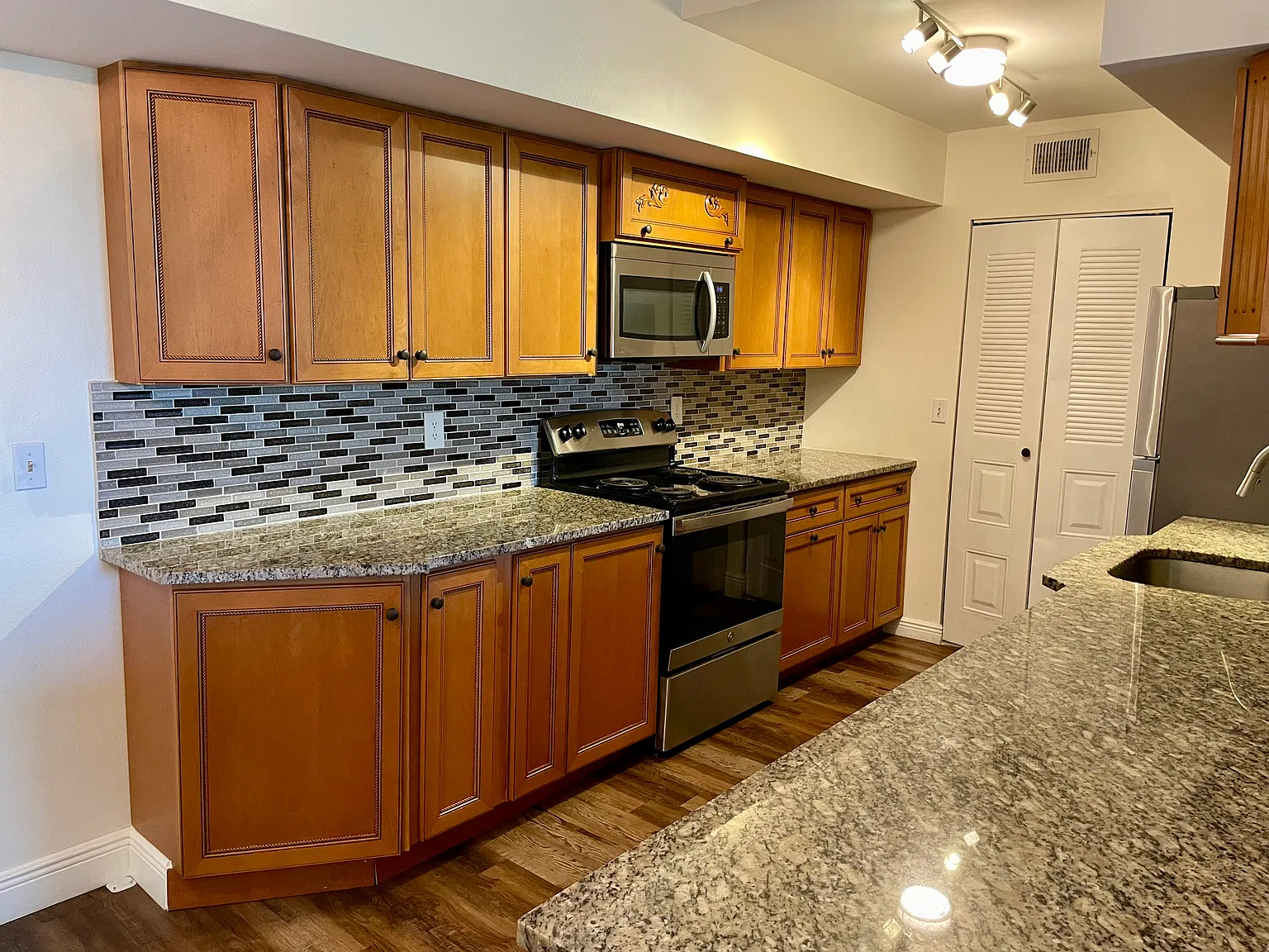 2 bed, 1165 sqft, $1,550 — Photo 2