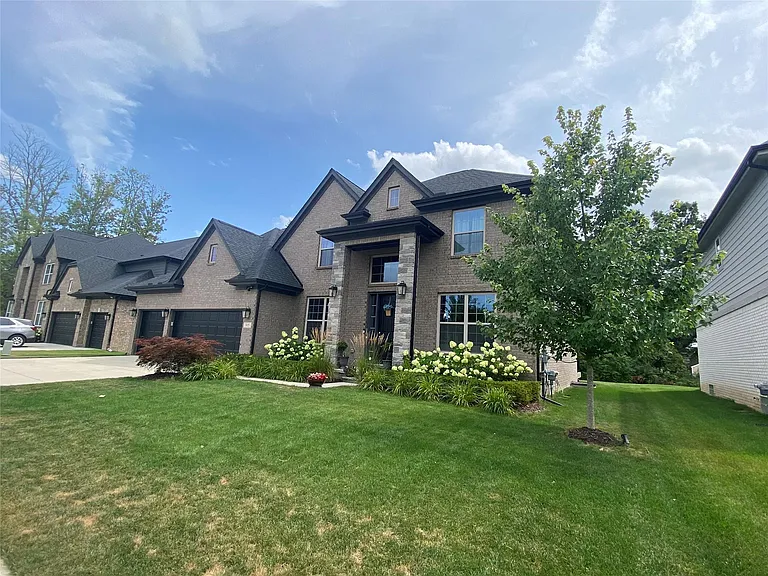 316 Paragon Dr — Photo 34