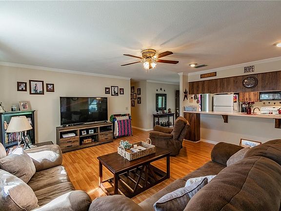 4th image of 1015 Redbud Cir