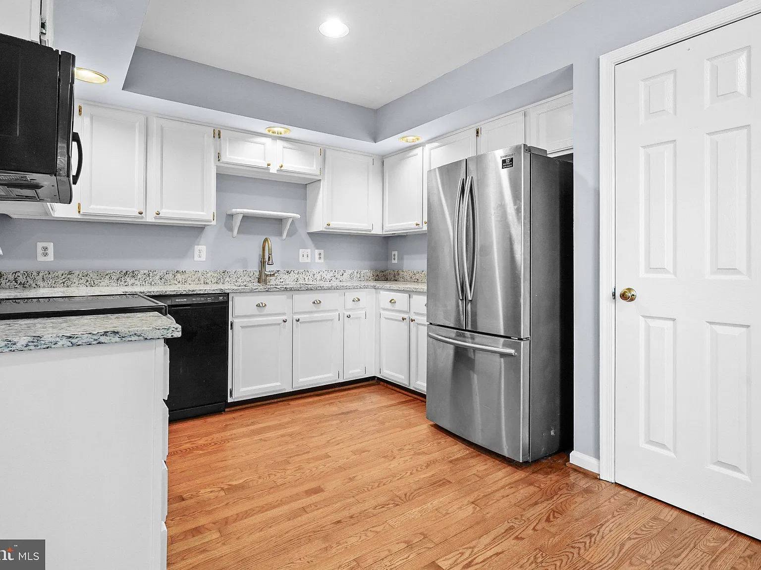 3 bed, 3.5 bath, 2110 sqft, $2,995 — Photo 2