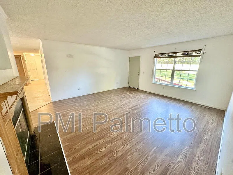 4 bed, 2.0 bath, 1800 sqft, $1,745 — Photo 3
