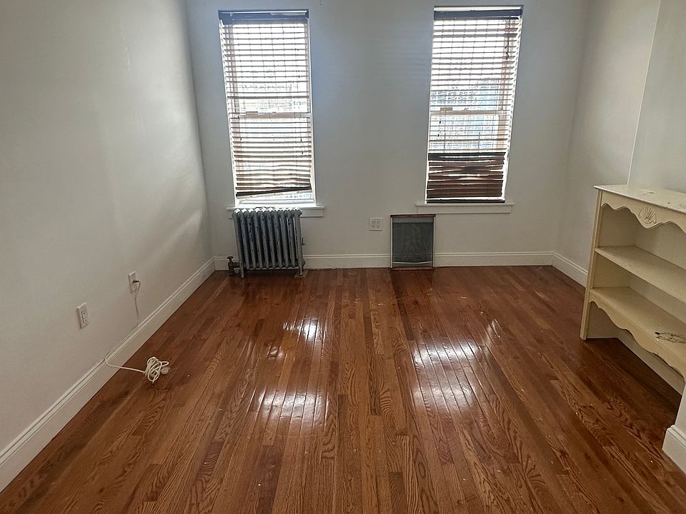 2nd image of 20 Essex St Floor 1
