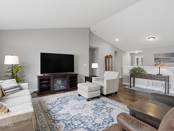 5th image of 990 Thames Ct