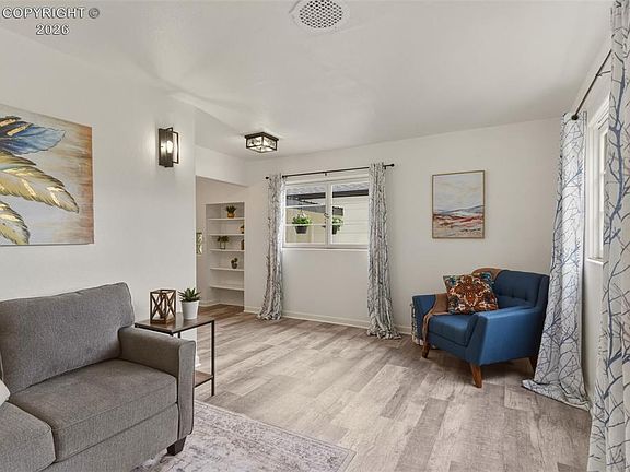5th image of 104 Circle Dr E