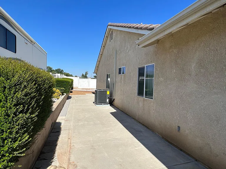 1738 Shane Ln — Photo 2