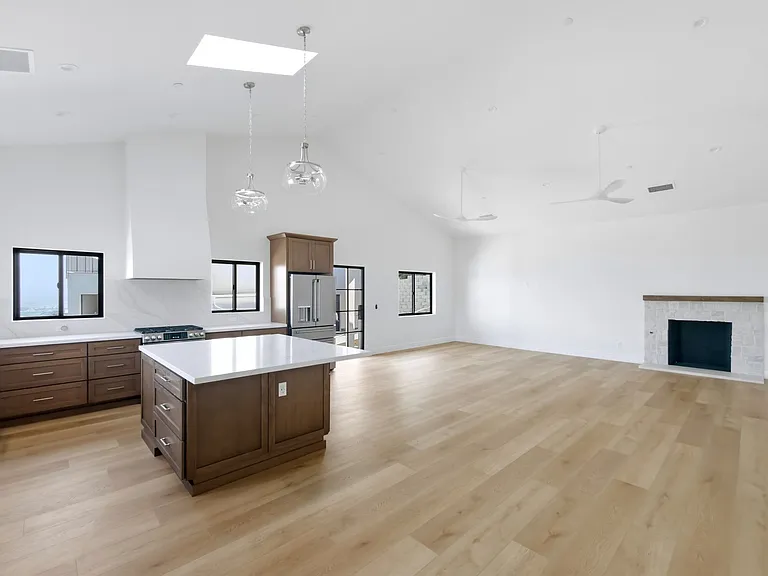 991 W Highland Dr — Photo 10