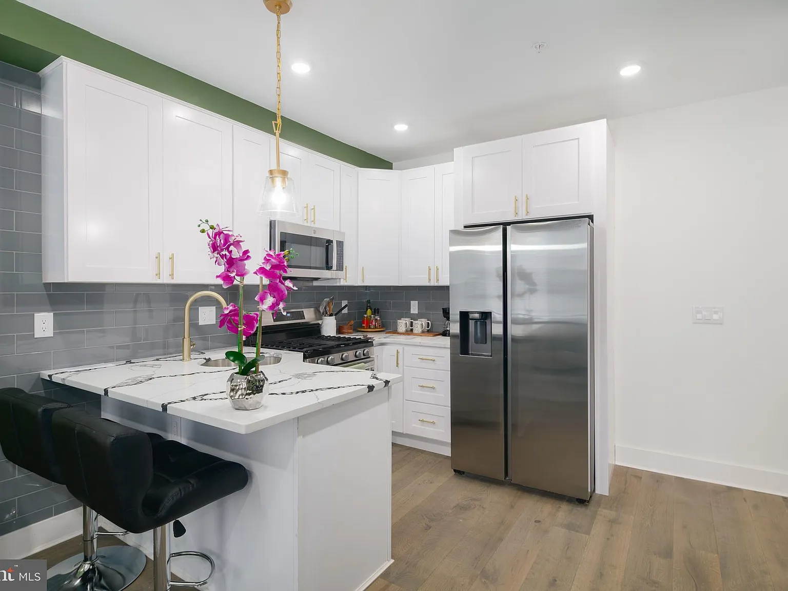 2 bed, 1.0 bath, 1710 sqft, $1,995 — Photo 3