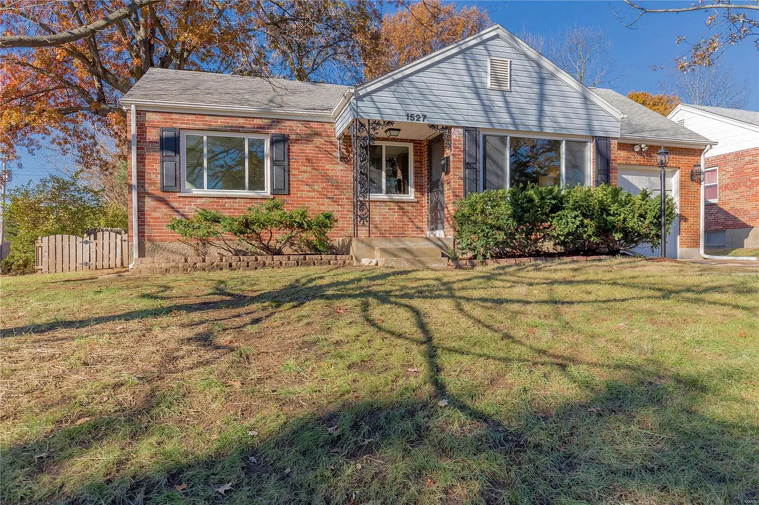 1527 Pinetree Ln photo 1
