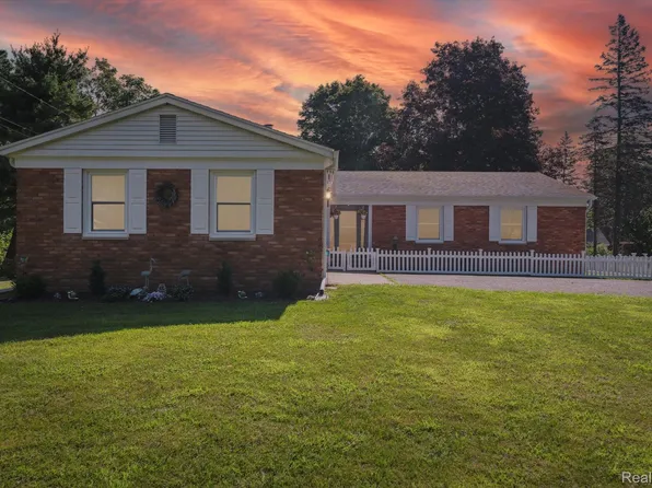 114 Park Ave, Holly, MI 48442