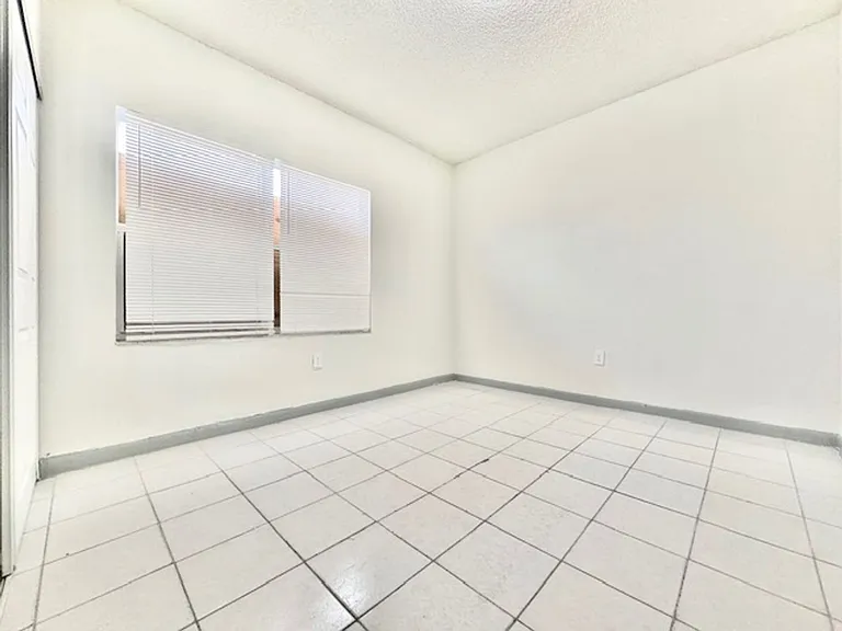 1236 NW 8th Pl — Photo 6