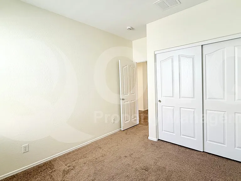 4502 E Oxford Ln — Photo 10
