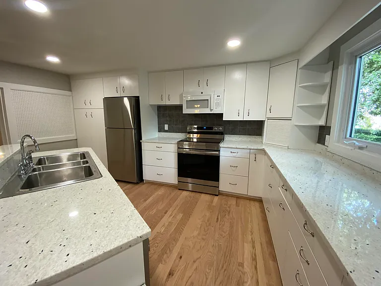 116 W 5th South St #B — Photo 11