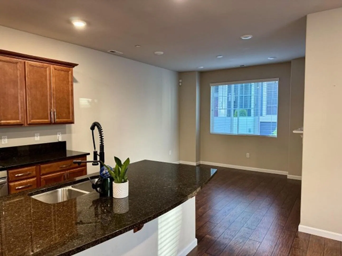3 bed, 2.5 bath, 1896 sqft, $3,500 — Photo 4