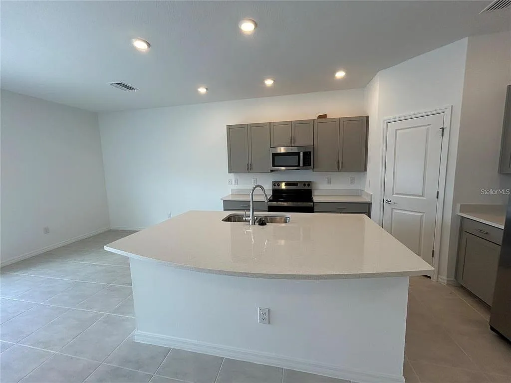 3 bed, 2.5 bath, 1373 sqft, $2,150 — Photo 4